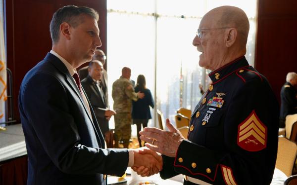 Magaziner speaks with Veteran