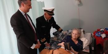 Magaziner and Chaplin present medal to woman